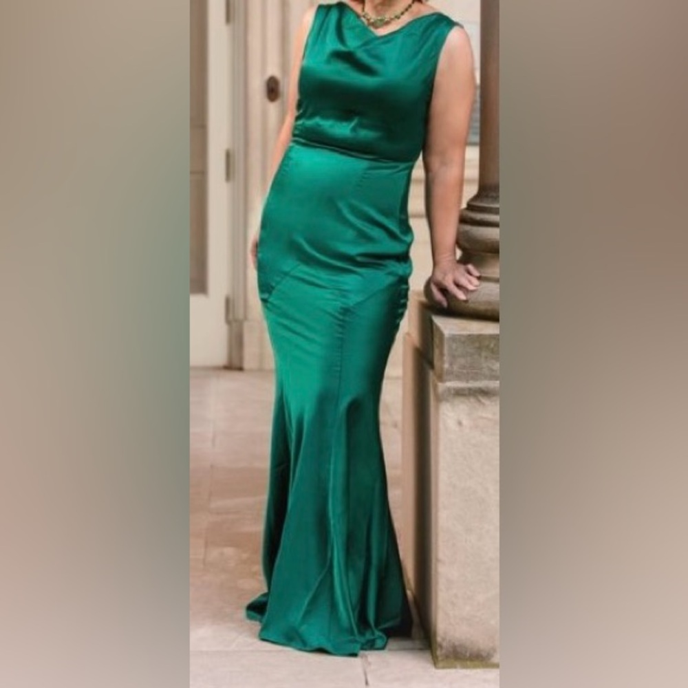 JUST IN TIME FOR SPRING FORMALS/PROM - STUNNING Emerald Green Size 10 Gown